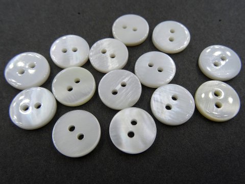 11mm Guziki AKOJA z masy perłowej BIAŁE PERŁOWE JASNE ECRU cena za 10 sztuk K404 guzik ozdobny eko dwie dziurki każdy jest inny