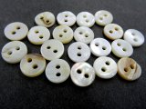 9mm Guziki AKOJA z masy perłowej KREM BEŻ JASNE ECRU cena za 10 sztuk K404 guzik ozdobny dwudziurkowy każdy jest inny