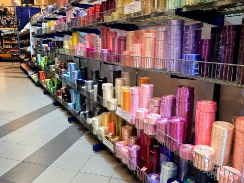 75mm Wstążka atłasowa 108 BORDO rolka 25m z pięknym połyskiem gęsto tkana mięsista 100% nylon rzadkość wśród tasiemek satynowych